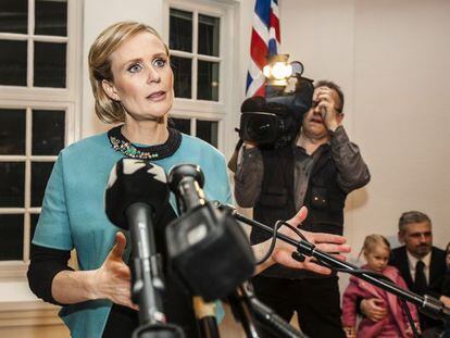 Thora Arnorsdottir da un discurso en Reykjavik en abril.
