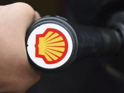 Vista del logotipo de Royal Dutch Shell en una gasolinera de Londres, Reino Unido. 
