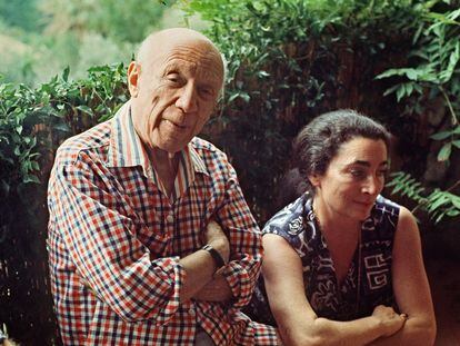 Pablo Picasso con su mujer Jacqueline, en octubre de 1971.