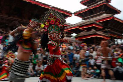 Nepal tiene tantos y espectaculares festivales tradicionales que cualquier visita coincidirá, al menos, con uno. Las celebraciones van desde bailes de máscaras para exorcizar demonios hasta épicas competiciones de cuerda entre barrios rivales de un pueblo.