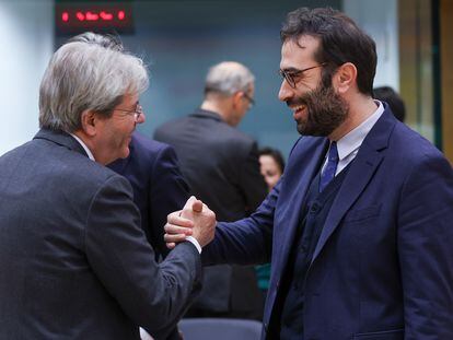 El comisario de Economía, Paolo Gentiloni, y el ministro de Economía español, Carlos Cuerpo, se saludan en una reunión del pasado enero.