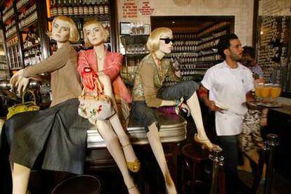 En un bar de Nueva York, unos maniquíes presentan la moda de DKNY.