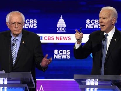 Bernie Sanders (izquierda) y Joe Biden, los dos favoritos para las primarias demócratas, en un debate el 25 de febrero pasado.