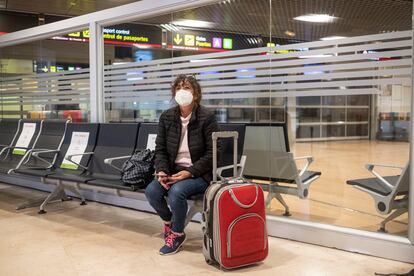 María Aurora López, en el aeropuerto de Madrid este lunes. 