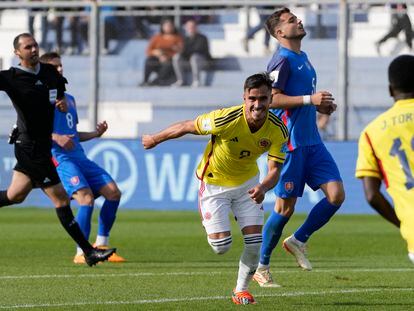 Tomás Ángel celebra el tercer gol de Colombia frente a Eslovaquia en el cruce de octavos de final del Mundial juvenil de Argentina, en el estadio de San Juan.