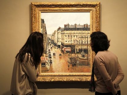 Visitantes ante el cuadro 'Rue Saint-Honoré por la tarde. Efecto de lluvia', de 1897, en el Museo Thyssen-Bornemisza en Madrid.