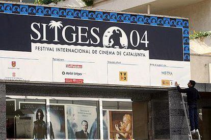 Un operario da los últimos toques para el inicio del Festival Festival Internacional de Cine de Sitges 2004.