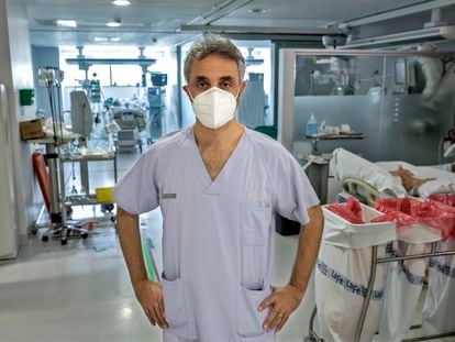 Ricardo Gimeno, jefe clínico de Medicina Intensiva de La Fe de Valencia, este sábado en una UCI del hospital.