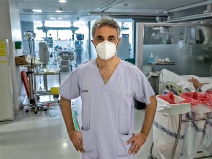 Ricardo Gimeno, jefe clínico de Medicina Intensiva de La Fe de Valencia, este sábado en una UCI del hospital.