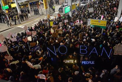 Manifestantes estadounidenses protestan el sábado 28 de enero de 2017 en el aeropuerto de Nueva York JFK por el veto de Trump a la entrada de refugiados.