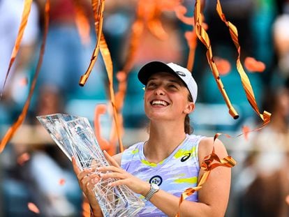 Swiatek posa con el trofeo de campeona, este sábado en Miami.