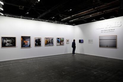 Espacio de EL PAÍS en Arco, que cuenta con fotografías de Jean Marie del Moral, este miércoles durante la inauguración.