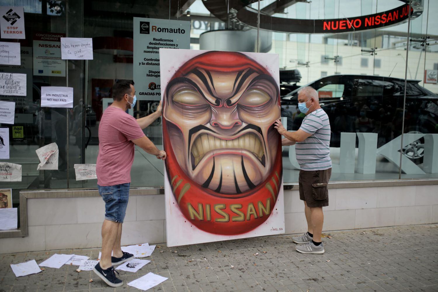 Trabajadores de Nissan protestan en un concesionario de Barcelona.