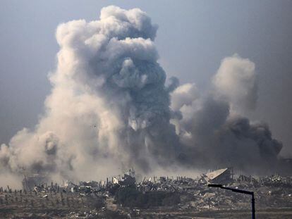 This picture taken from southern Israel near the border with the Gaza Strip shows smoke billowing after an Israeli strike in the Palestinian territory during battles between Israel and Hamas militants on December 4, 2023. Israel has expanded its ground war on Hamas into the south of Gaza, witnesses said on December 4, despite global concern over mounting civilian deaths and fears the conflict will spread elsewhere in the Middle East. (Photo by John MACDOUGALL / AFP)