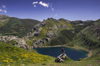 En 2015, los usuarios de Skyscanner incluyeron la ruta por los Lagos de Saliencia, en la Reserva de la Biosfera del Parque Natural de Somiedo (Asturias), entre las 27 mejores para hacer senderismo en España. Recorre cuatro lagos de origen glaciar –Calabazosa o Lago Negro, Cerveriz, Laguna de Almagrera o La Mina, y La Cueva–, entre el Alto de La Farrapona y el valle del Lago. Existen dos posibilidades: la ruta corta, de siete kilómetros, que consiste en llegar hasta los lagos y volver a La Farrapona, y es fácil (se puede hacer con niños); y la que llega al valle del Lago, de 14 kilómetros, de dificultad intermedia. Más información: <a href="https://www.turismoasturias.es/descubre/naturaleza/rutas/senderismo/ruta-de-los-lagos-de-saliencia" target="_blank">turismoasturias.es</a>