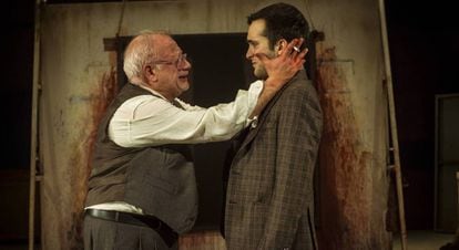 Juan Echanove, izquierda, y Ricardo Gómez, en una escena de 'Rojo', la obra de John Logan.  