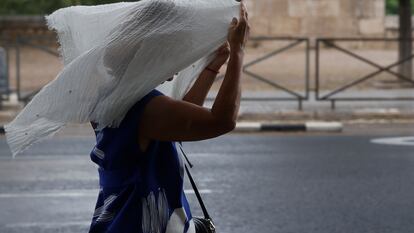 Una mujer se protege de la lluvia durante la tormenta caída el lunes en Valencia.