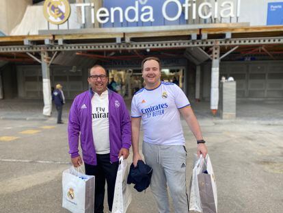 Los aficionados Manuel Jesús Rivera y David Revilla a la salida de la tienda oficial del Real Madrid.