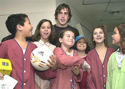 Fernando Alonso, junto a los niñis del hospital Universitario Central de Asturias, en Oviedo.