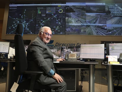 El director de la DGT, Pere Navarro, en el centro de control de pantallas de la sede del organismo en Madrid.