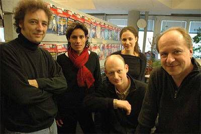 Parte del equipo de<i> L'Hebdo</b> </i>en Bondy. De izquierda a derecha, Michel Audétat, Sonia Arnal, Serge Michel, Sabine Pirolt y Alain Rebetez.