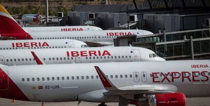 Vista de unos aviones de Iberia en la pista de la terminal T4 del aeropuerto de Madrid.