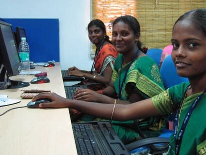 Trabajadoras de Samasource en las oficinas de Desicrew, en la localidad india de Appakudal.