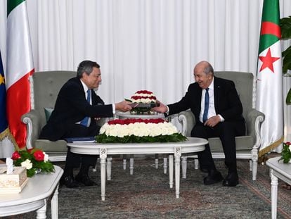 Mario Draghi y el presidente argelino, Abdelmayid Tebún, durante su reunión este lunes en el palacio de La Mouradia, en Argel.