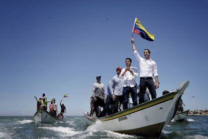 El líder de la oposición venezolana Juan Guaidó, a su llegada a Porlamar, en la isla de Margarita (Venezuela), el 18 de julio. Guaidó, reconocido como presidente encargado por multitud de países, entre ellos España, busca desbancar del poder a Nicolás Maduro, a cuyo Gobierno acusa de haber sumido a Venezuela en una crisis humanitaria.