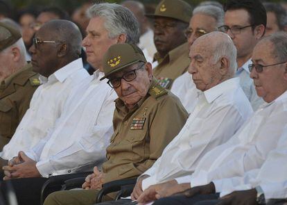 El presidente Miguel Díaz-Canel, segundo desde la izquierda, y Rául Castro, durante los actos de celebración del aniversario de la revolución cubana.  