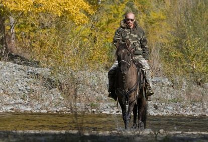 En esta instantánea se puede ver al presidente ruso montando a caballo durante una expedición al parque reserva de la biosfera de Ubsunur en la región de Tyva para inspeccionar el hábitat de los leopardos blancos.