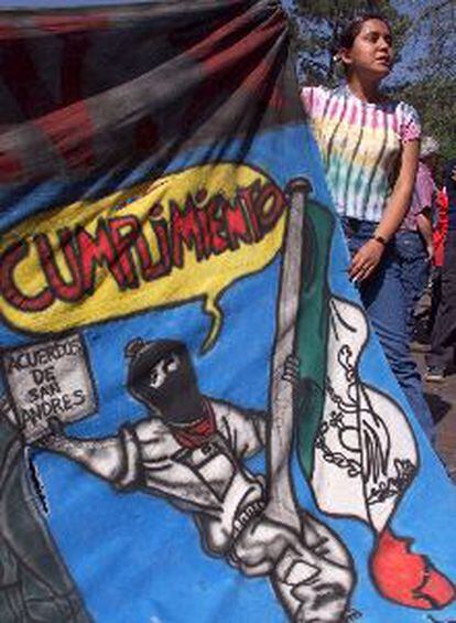 Una mujer espera la llegada de la caravana zapatista en Querétaro.