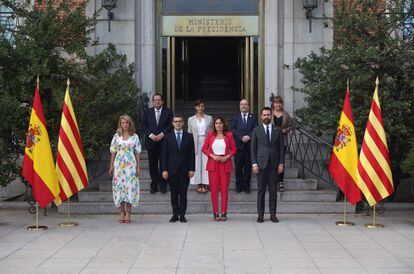 Foto de los participantes en la mesa de diálogo entre el Gobierno y la Generalitat, el miércoles en el Ministerio de la Presidencia.