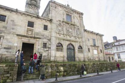 Varios reporteros esperan a la entrada del convento de las Mercedarias en Santiago.