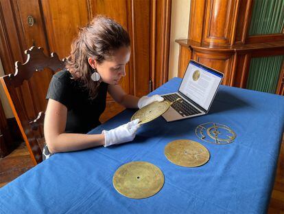 La historiadora de la Universidad de Cambridge, examinando su descubrimiento.