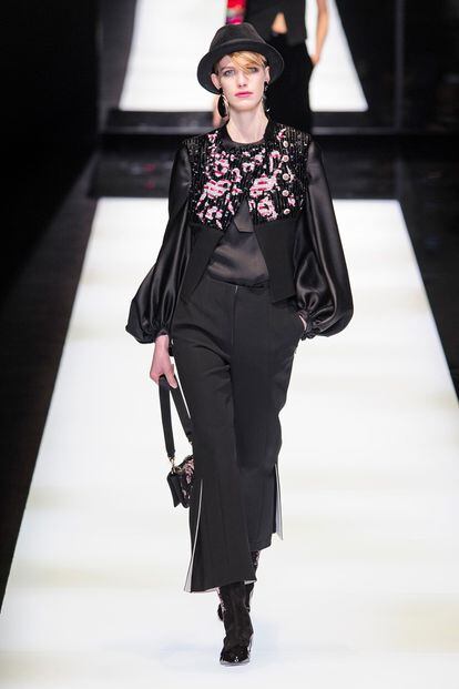 Mujer Con Falda Dorada Y Plateada Y Camisa Negra Antes Del Desfile De Moda  Emporio Armani Fotografía editorial - Imagen de mano, camisa: 194223177