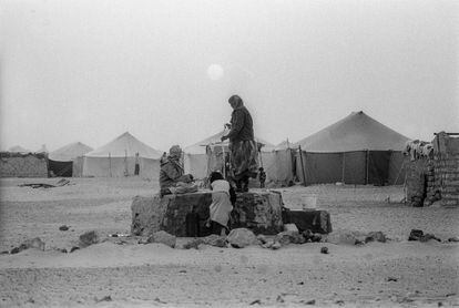 Mujeres con vestimenta tradicional en un pozo en el campo de refugiados de El Aiun, el 1 de marzo de 1986.