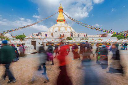 Tras el terrible terremoto de 2015, Katmandú renace de las ruinas. Su frenética vida urbana vuelve a su ritmo, y la capital de Nepal, con sus exóticos cafés y restaurantes, recupera ese aura de refugio al final de una larga travesía por tierra, un lugar donde relajarse y descansar tras recorrer a pie los senderos de montaña del Himalaya nepalí. En marzo de 2019 acogerá los Juegos Sudasiáticos, un buen momento para recorrer sus callejones, visitar sus templos y volver a escuchar los sonidos típicos de la ciudad. Por ejemplo, los de los peregrinos tibetanos que dan vueltas alrededor de la cúpula blanca del imponente estupa Boudhanath (en la foto), ya restaurado tras el terremoto.