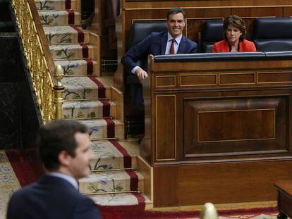 Pedro Sánchez, junto a la ministra de Justicia, Dolores Delgado y Pablo Casado en el Congreso.