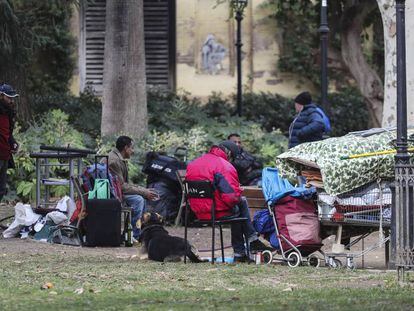Un grupo de indigentes en el parque de la Ciutadella.