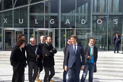 El presidente Feij&oacute;o (con corbata), ayer tras inaugurar el nuevo edificio judicial de Ourense. 
