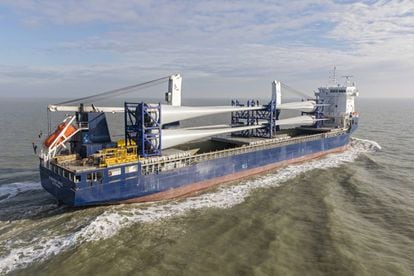 Un buque transporta palas de Vestas a una plataforma eólica marina.