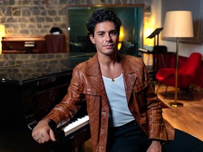 El cantante Alfred García posa para ICON en un estudio de grabación en Barcelona.