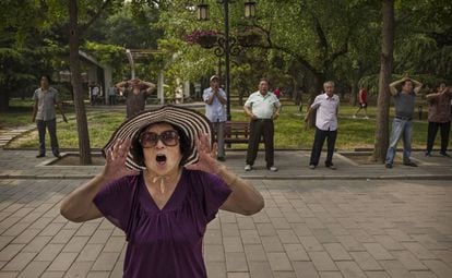 Una mujer china grita durtante su ejercicio matinal en el parque Ritanen Pek&iacute;n, China.