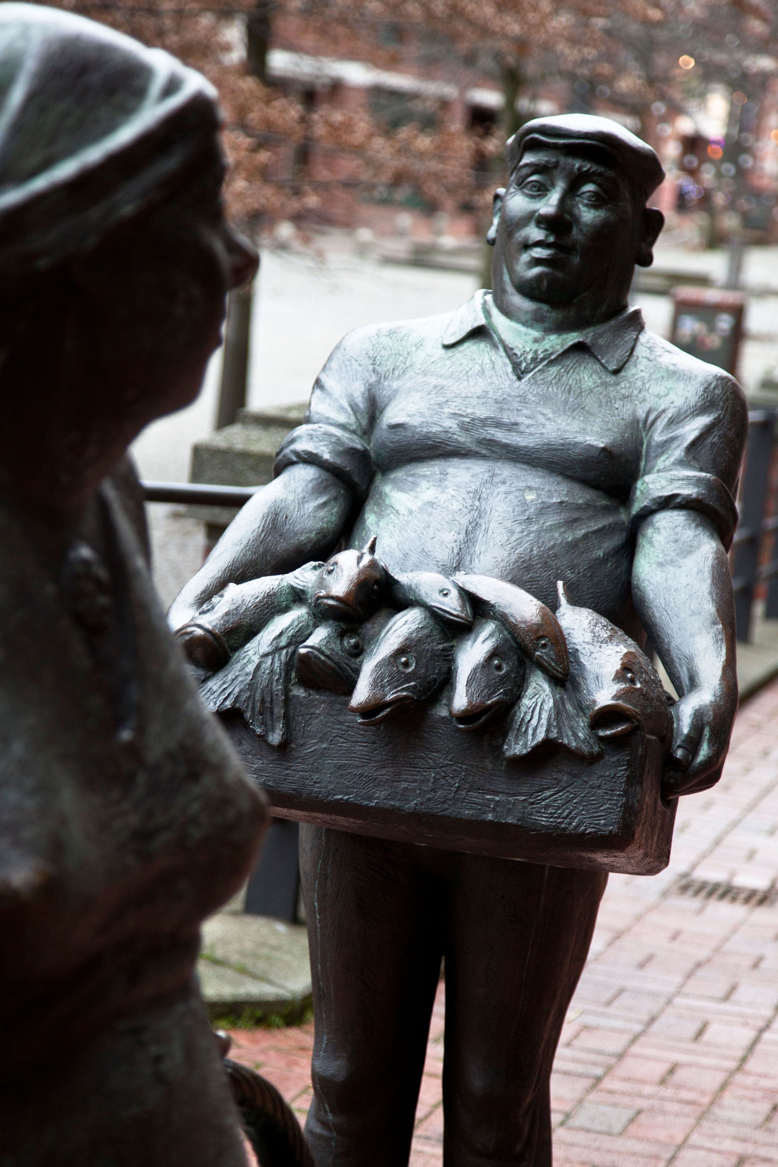Estatua en el Mercado de Pescado, en Hamburgo.