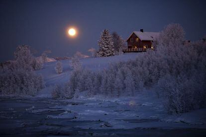 La noche polar no deja ver el sol desde finales de noviembre hasta finales de enero.