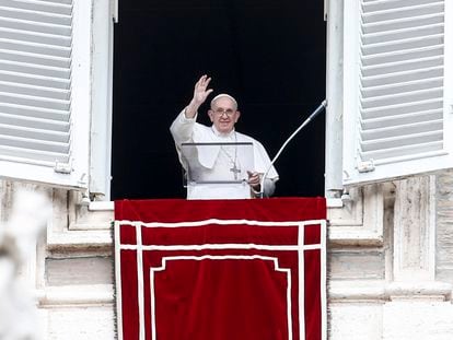 El papa Francisco recita la oración del Angelus desde la ventana de su estudio, en la Plaza de San Pedro, Ciudad del Vaticano, este domingo 8 de agosto.