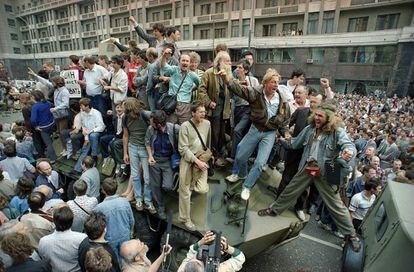 Una multitud rodea y sube a los tanques que fueron detenidos por ellos mismos en la Plaza Roja de Moscú, durante el golpe militar