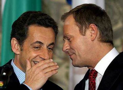 Nicolas Sarkozy conversa con el primer ministro polaco, Donald Tusk.