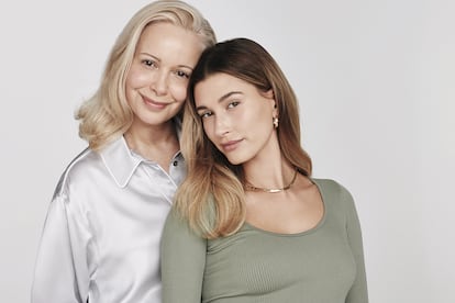 Hailey junto a su madre, la diseñadora Kennya Baldwin.